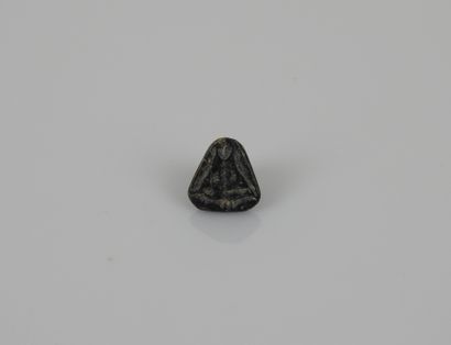 null Seal IV millennium BC.

Engraved with an animal head.

H :15mm.Chlorite.Ori...