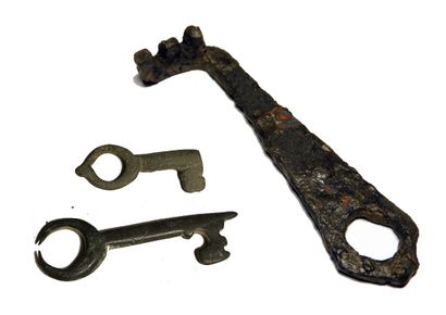 Trois clés dont une en fer.Epoque romaine.En...