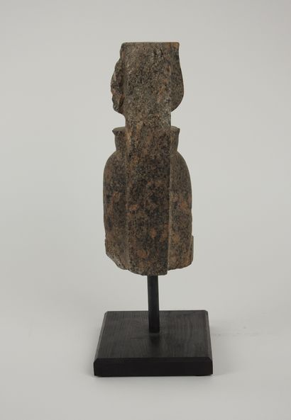 null Tête de la Déesse Isis Hathor en pierre sculptée

granitique de style dans les...