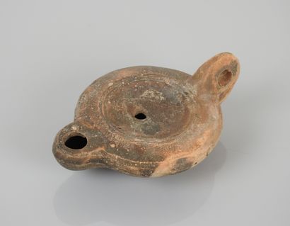 null Oil lamp in terracotta.Roman period.

L :10cm.First centuries AD. 

Anc French...