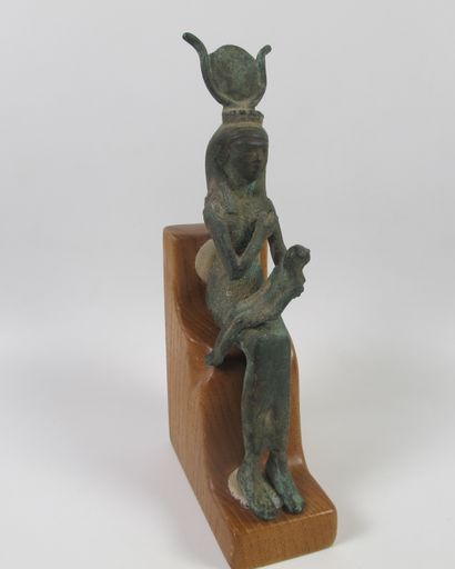 Statuette de la déesse Isis lactans. Bronze...