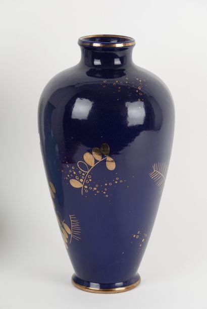 null Vase with blue background and gilded plant decoration.China.19th century.

H...