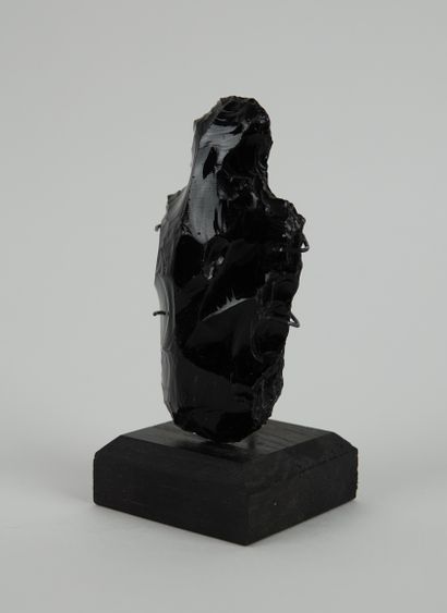 null Artifact in the shape of an idol

made of obsidian, H :8,5cm.