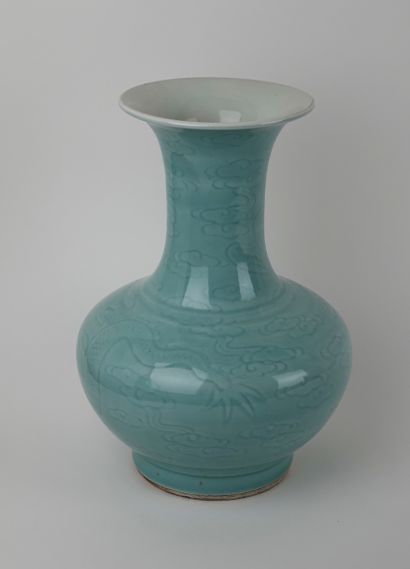 null Baluster vase with dragons on a pale blue glaze.China.Late Ming or Qing period.

XVII-XIXth...