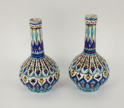 Deux vases à décor kuthaya.Peint par Metmet...