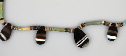 null Necklace with tubular beads and pendants in drops

Frit and Agate 48 cm

Egypt...