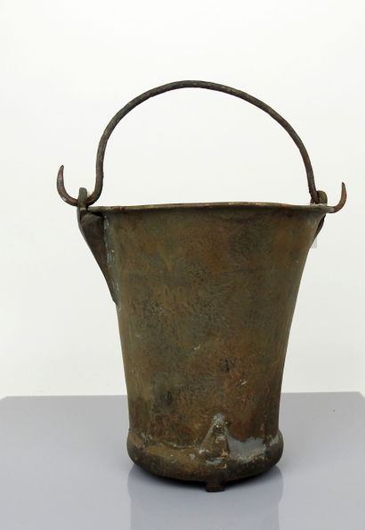 null Situla (water-carrying vase) of the Vaengegaard type, with mobile handle, resting...