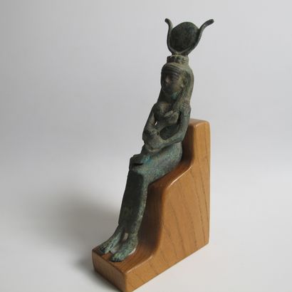 null Statuette de la déesse Isis lactans. Bronze à patine verte. L 19 cm Style Basse...
