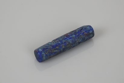 null Sceau cylindre en lapis lazuli de type bactriane.Décor 

tête bèche d’animaux...