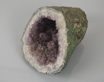 null Druse geodic crystals of amethyst.Brazil.

L :16cm.