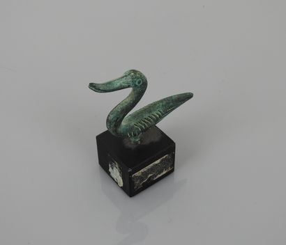 null Oiseau anatiforme probablement un cygne.

Bronze.Style étrusque.

H :7cm.