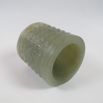 null Jade archer ring. Nephrite celadon. H 4cm. D 4cm. Decorated in relief with Leiwen,...
