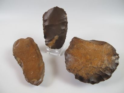 null Three predynastic tools. Flint with chocolate patina. L 10.5 to 9cm. Axe, back...