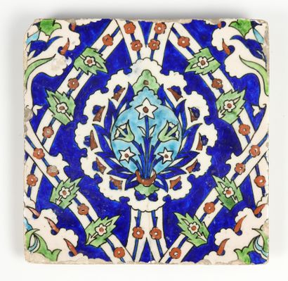 null Kutahya tile.20th century.1727ral central medallion and arabesque decoration.

Polychrome...