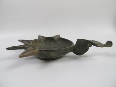 null Oil lamp in bronze with five spouts. L 21cm. Byzantine art. 500 - 700 AD.