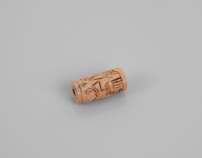 null White stone cylinder bead, decorated with a cult scene. 2,5cm.

Bronze Age period.

Circa...