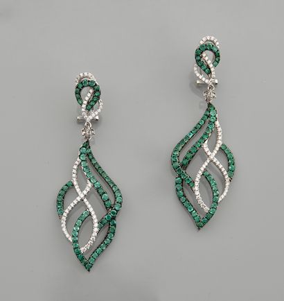 null Earrings drawing serpentines of white gold, 750 MM, underlined by emeralds total...