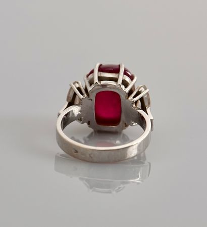 null Ring in white gold 750MM and, platinum 900 MM, adorned with a cabochon ruby...