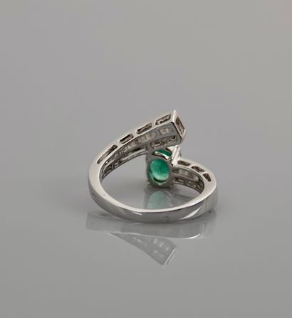 null Ribbon ring in white gold, 750 MM, set with an emerald weighing 1.25 carats,...