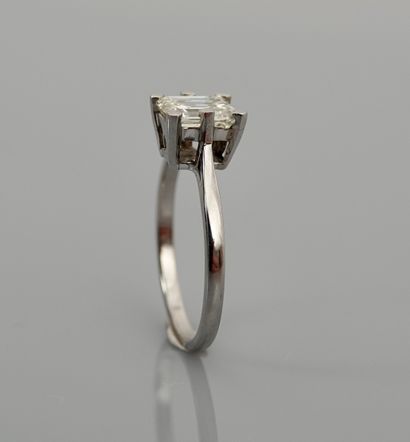 null White gold solitaire ring, 750 MM, set with an emerald-cut diamond weighing...