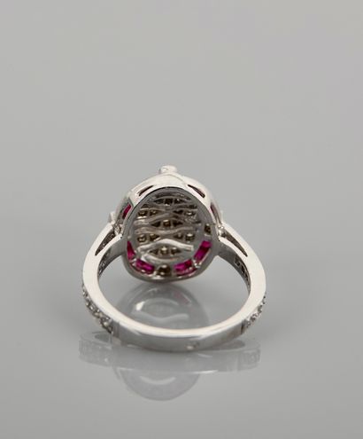 null Ring in white gold, 750 MM, set with diamonds edged with sections of calibrated...
