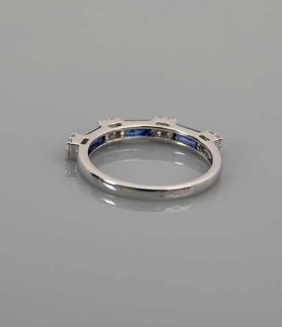 null Half wedding band in white gold, 750 MM, centered with baguette-cut sapphires...
