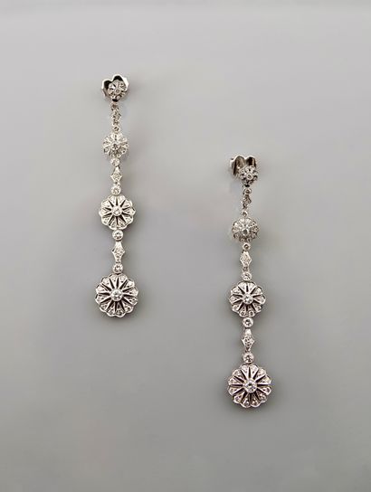 null Earrings drawing three white gold flowers, 750 MM, interspersed and covered...