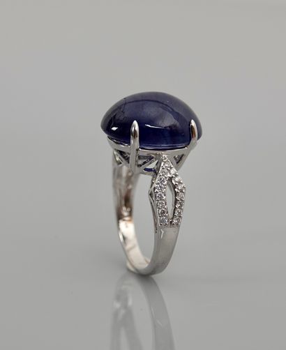 null Ring in white gold, 750 MM, set with a sapphire treated as a cabochon with two...