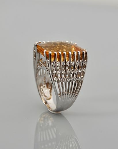 null Ring in white gold, 750 MM, set with a rectangular citrine weighing 14 carats...