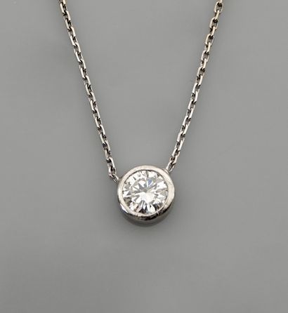 null Collier d'or gris, 750 MM, orné d'un diamant taille brillant pesant 0,65 carat...