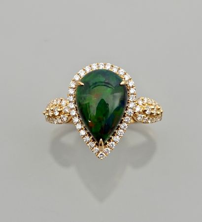 null Yellow gold ring, 750 MM, set with a pear-cut opal in green tones weighing about...
