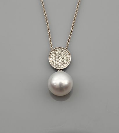 null Pendant in white gold, 750 MM, consisting of a round lozenge covered with diamonds...