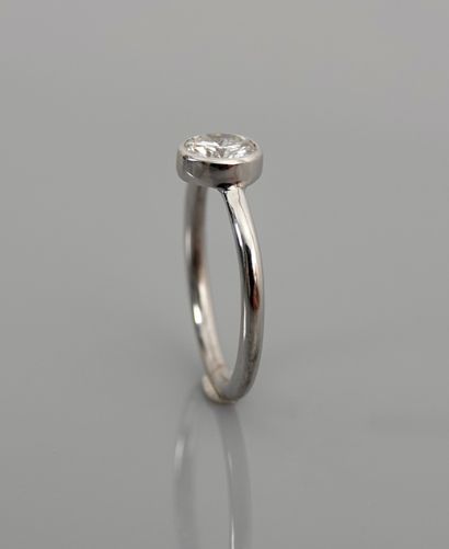 null Bague en or gris, 750 MM, ornée d'un diamant taille brillant pesant 0,79 carat...