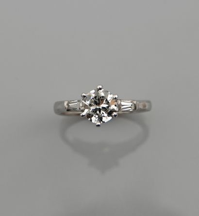 null White gold solitaire ring, 750 MM, set with a brilliant-cut diamond weighing...