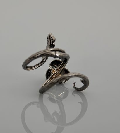 null Articulated ring in blackened gold, 750 MM, drawing a floral design covered...