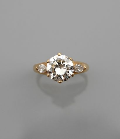 null Solitaire ring two golds, 750 MM, decorated with a brilliant-cut diamond weighing...