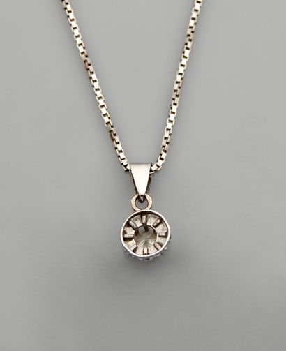 null Chain and pendant in white gold, 750 MM, length 40 cm, weight : 4,9gr. gros...