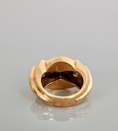 null Pink gold ring, 750 MM, centered on a line of calibrated red stones with two...