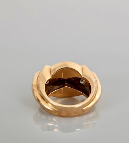 null Bague en or rose, 750 MM, centrée d'une ligne de pierres rouges calibrées épaulées...