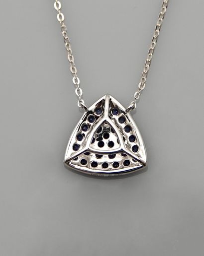 null Chaîne et pendentif en or gris, 750 MM, recouvert de trente saphirs, total 0,60...