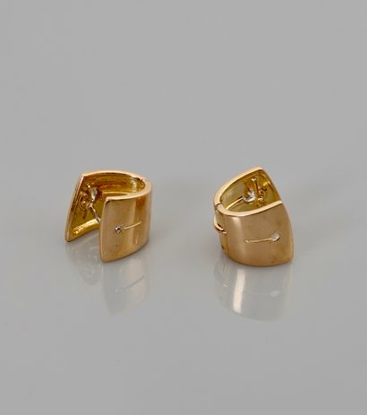 null Boucles d'oreilles deux ors, 750 MM, ornée chacune d'un diamant en sertissure,...