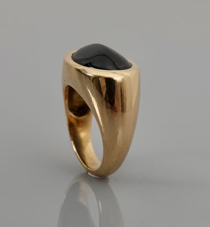 null Yellow gold ring, 750 MM, set with an oval cabochon sapphire weighing about...