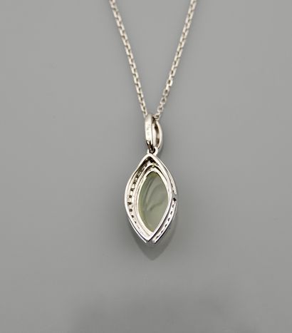 null Chain and pendant in white gold, 750 MM, decorated with a cabochon chalcedony...