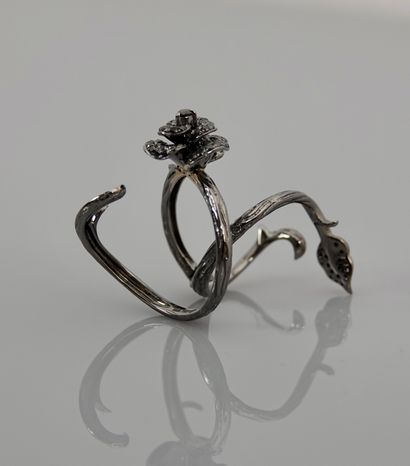 null Articulated ring in blackened gold, 750 MM, drawing a floral design covered...