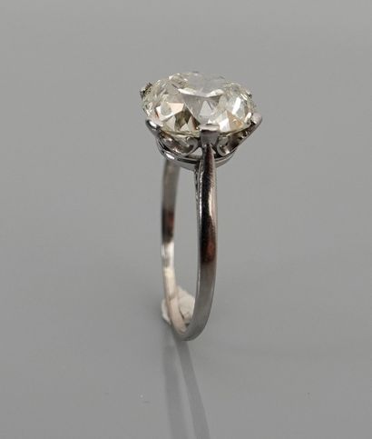 null Bague solitaire en or gris, 750 MM, ornée d'un diamant taille coussin ancienne...