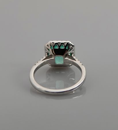 null White gold ring, 750 MM, set with a cut emerald weighing 3.06 carats originating...