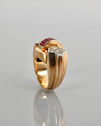 null Pink gold ring, 750 MM, centered on a line of calibrated red stones with two...