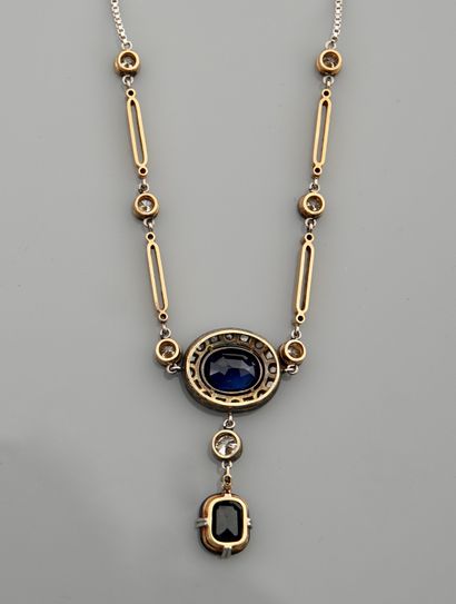 null Collier diamanté deux ors, 750 MM, centré d'un motif orné d'une pierre bleue...
