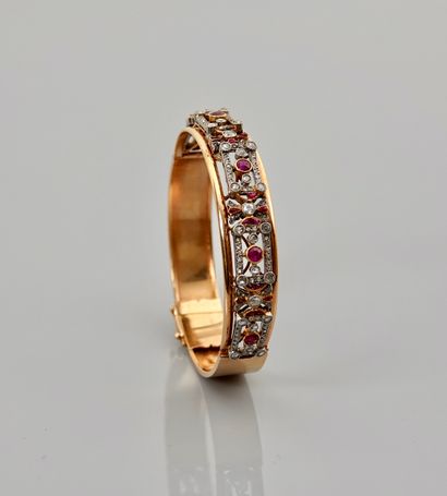 null Bracelet rigide ouvrant en or jaune, 750 MM, centré de rubis 1 carat et diamants...