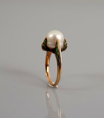 null Yellow gold ring, 750 MM, with a presumed fine pearl, diameter 9 mm, set with...